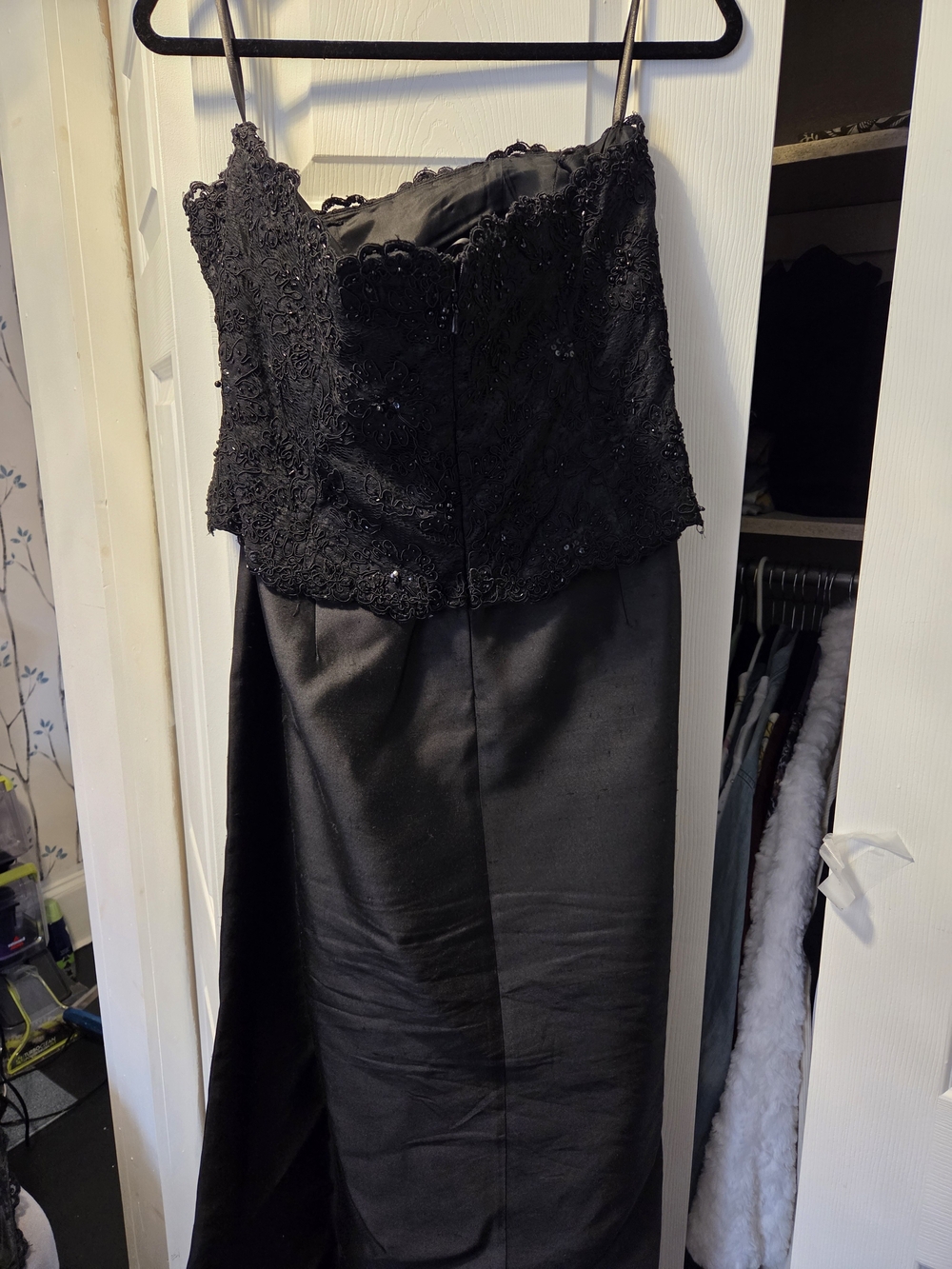 Elegant Black Lace Strapless Evening Dress